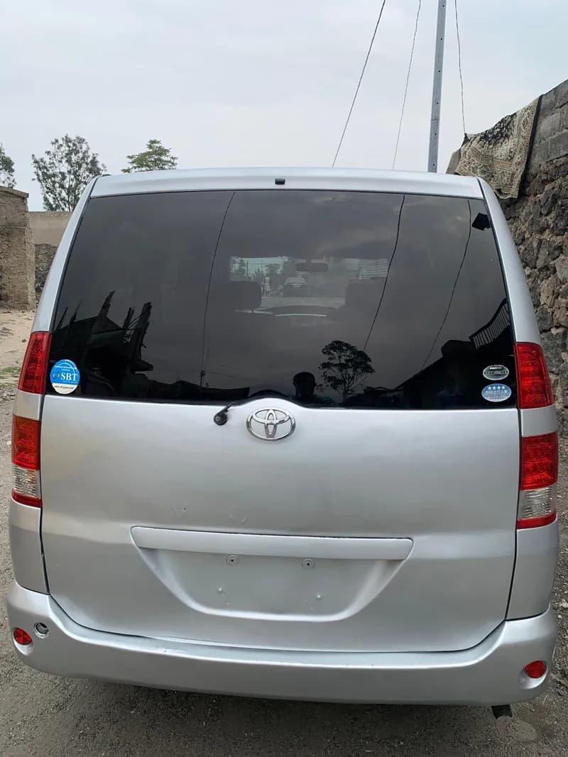Toyota Noah — photo 3