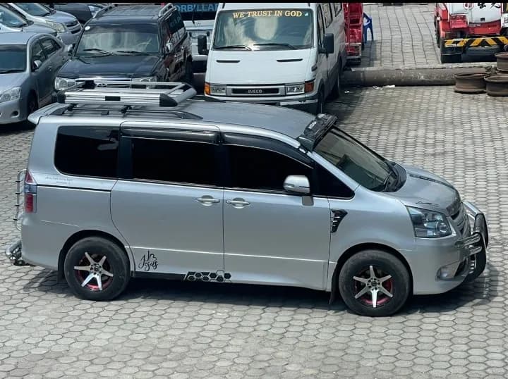 Toyota Noah 2014 location — photo 4