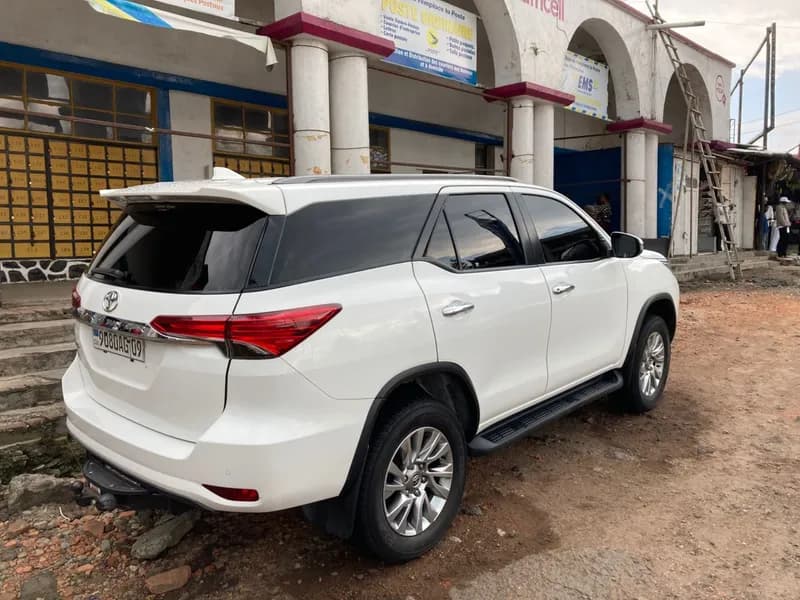 Toyota fortuner — photo 3