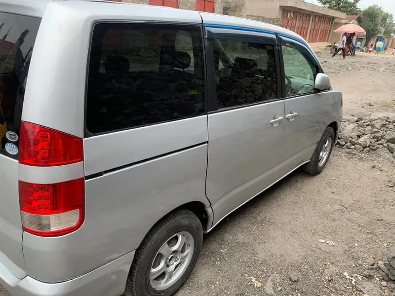 Toyota Noah — photo 2